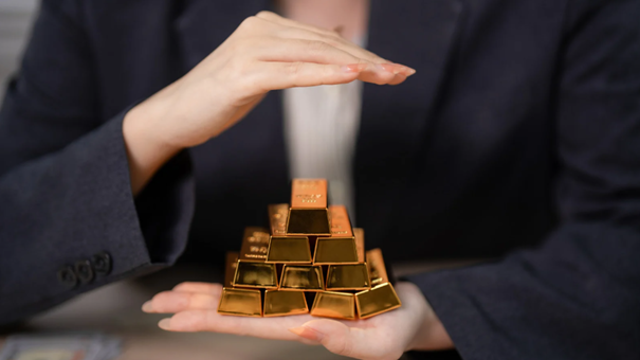 Zlate palice na dlani